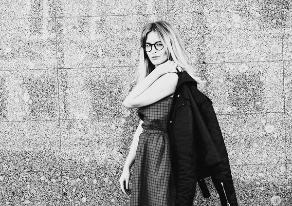 yaşam tarzı, moda ve insanlar kavramı: sarışın kız w üzerinde poz