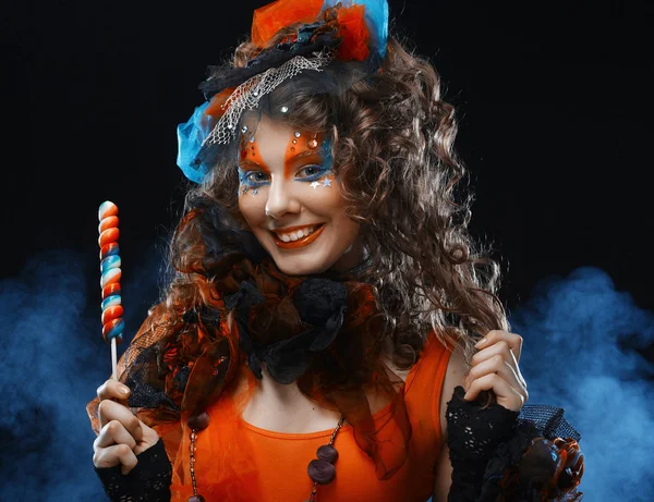 Kvinna med kreativ make-up i docka stil med godis. — Stockfoto
