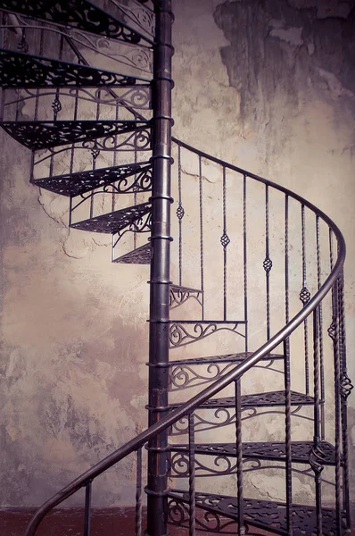 Μεταλλική σπειροειδής σκάλα με φόντο τον παλιό τοίχο — Φωτογραφία Αρχείου