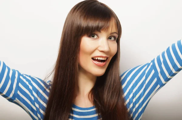 Yaşam tarzı ve insan konsepti: rahat giyinen güzel kadın