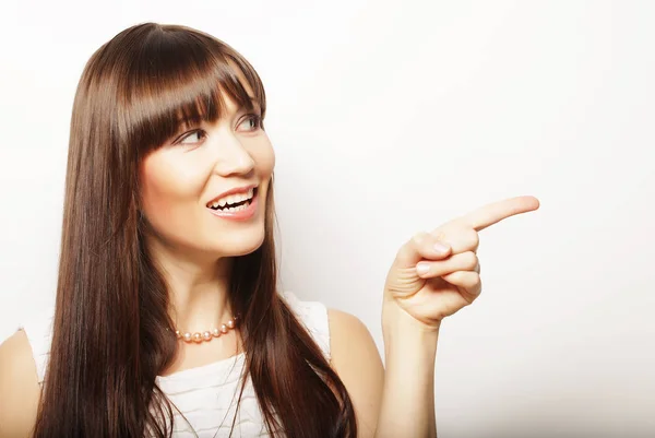 Estilo de vida y el concepto de la gente: mujer feliz metiendo el dedo en un —  Fotos de Stock