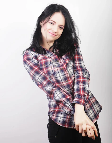 Mujer vistiendo ropa casual, posando sobre fondo blanco — Foto de Stock