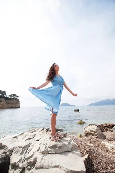 Mujer feliz joven posando cerca del mar, vacaciones de verano —  Fotos de Stock
