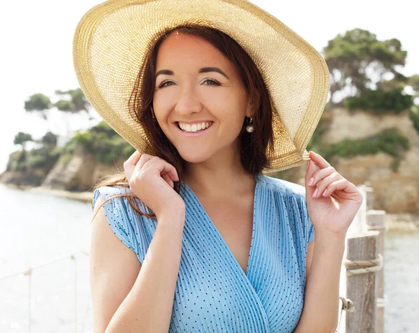 Närbild Lycklig kvinna nära havet, sommarsemester — Stockfoto