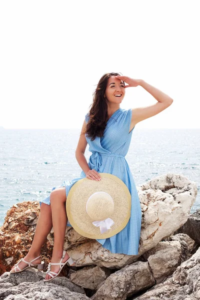 Jovem mulher feliz posando perto do mar, férias de verão — Fotografia de Stock