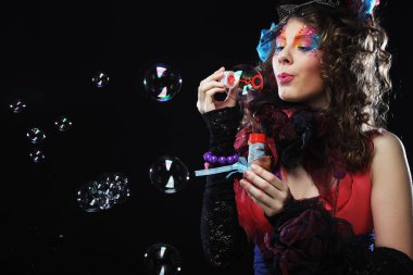 Yaratıcı makyajlı, sabun köpüklü bir manken. Oyuncak bebek.