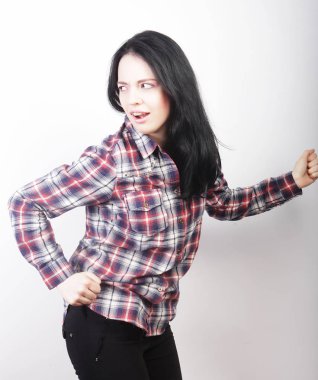 Kadın günlük kıyafetler giyiyor, beyaz arka planda poz veriyor.