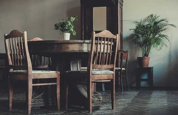 Antika klassisk inredning, stolar, bord - mjuk dagsljus — Stockfoto