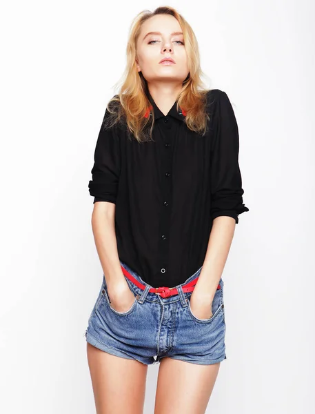 Mode blond vrouw model poseren in studio — Stockfoto