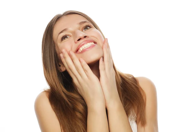 Atractiva joven sonrisa y mirando hacia arriba — Foto de Stock