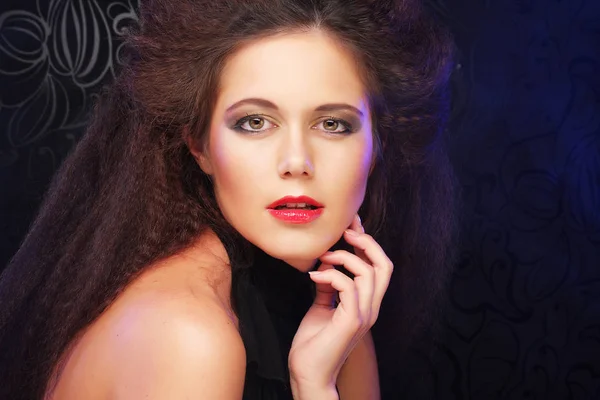 Güzellik ve insan konsepti: Parlak makyajlı genç kadın, Clos — Stok fotoğraf