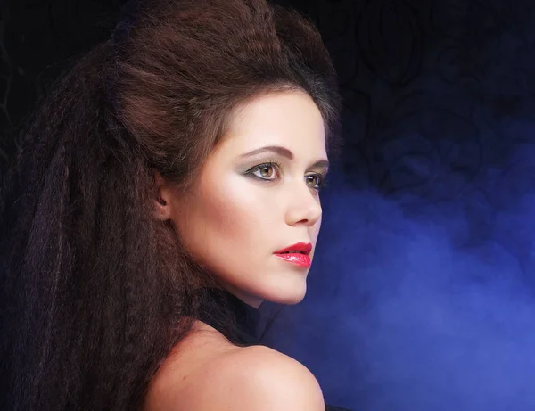 Mükemmel makyajlı güzel esmer kadın. Güzel Professiona