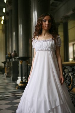 Beyaz elbiseli güzel genç Victoria Bayan