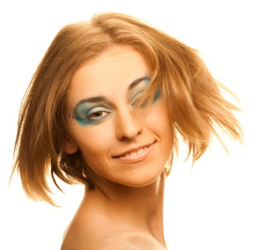 Beyaz arka plan üzerinde genç kadın