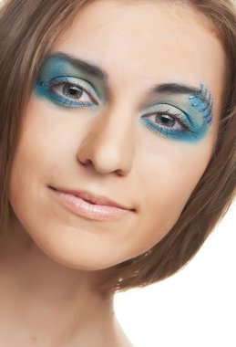 Beyaz arka plan üzerinde genç kadın