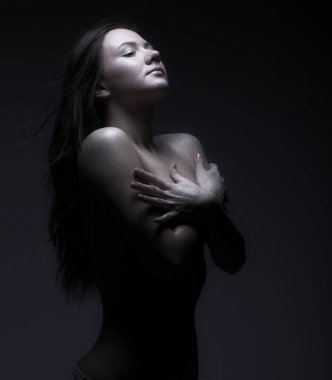 Üstsüz mütevazı kız