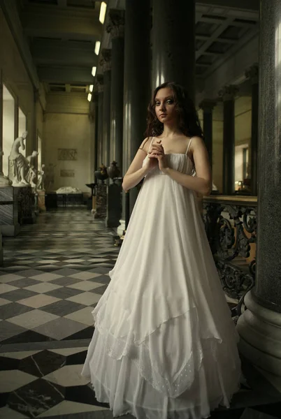 Bela jovem senhora vitoriana em vestido branco — Fotografia de Stock