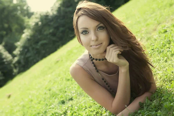 kadın açık havada gülümseyen rahatlatıcı