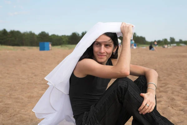 Man met lange haren op het strand — Stok fotoğraf