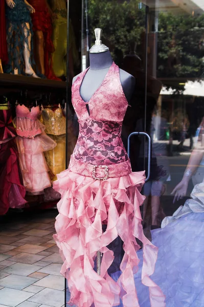 Vestido elegante na janela da loja — Fotografia de Stock