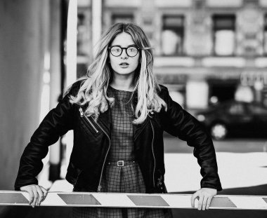 Yaz şehrinde sarışın bir kız, siyah beyaz bir resim.