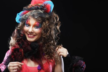 Sanatsal makyajlı güzel bir bayan. Bebek stili.