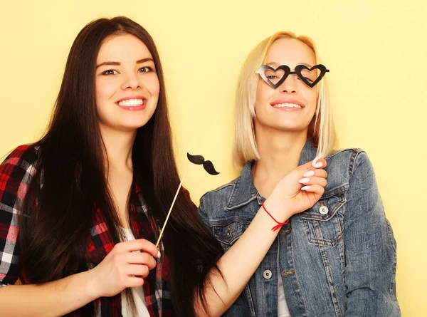 Deux filles hipster sexy élégantes meilleurs amis prêts pour la fête — Photo