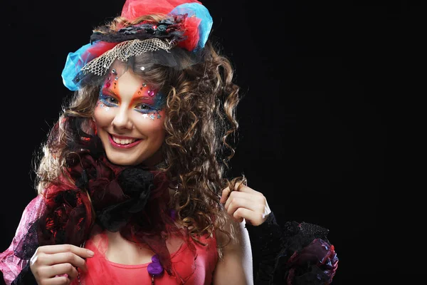 Sanatsal makyajlı güzel bir bayan. Bebek stili.