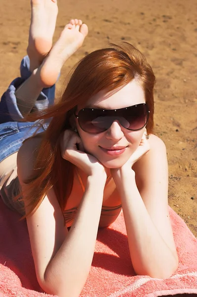 Jonge sexy rode womani opleggen aan zee strand — Stockfoto