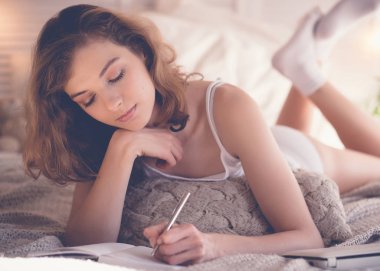 Güzel genç bir kadının rahat bir şekilde oturduğu hayat tarzı.