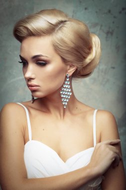 Moda düğün saç stili güzel gelin - yakın çekim resmi