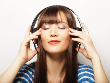 Yaşam tarzı ve insan konsepti: kulaklıklı genç kadın dinle