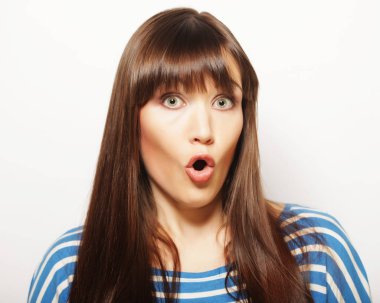 Yaşam tarzı ve insan konsepti: Güzel, genç, şaşırmış kadın.