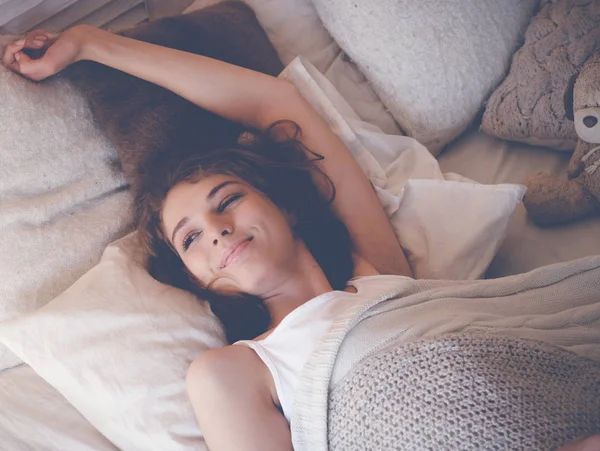 Jovem Mulher dormindo na cama — Fotografia de Stock