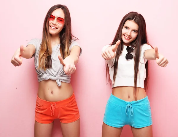 Érzelmek, az emberek, a tizenévesek és a barátság koncepció - két fiatal tini — Stock Fotó