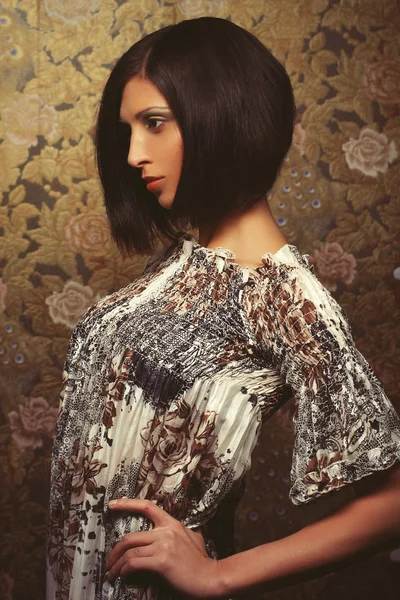 Şık elbiseli güzel bir kadın, stüdyo fotoğrafı.