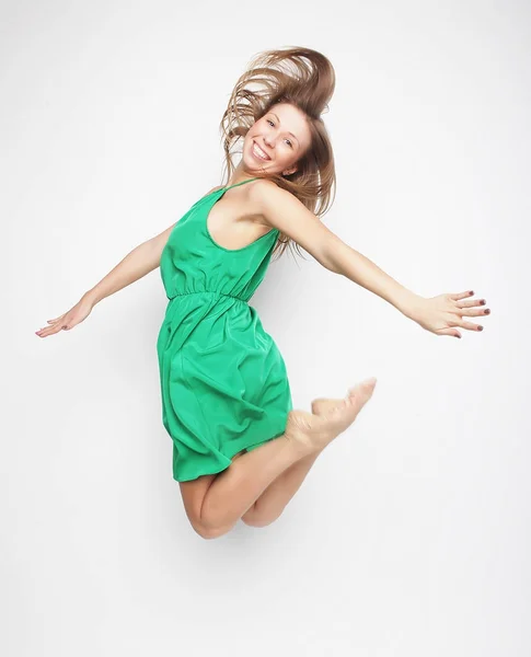 Geluk, vrijheid en mensen concept - glimlachende jonge vrouw springen — Stockfoto
