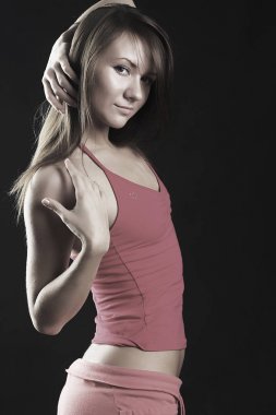 Siyah arka plan üzerinde güzel kız