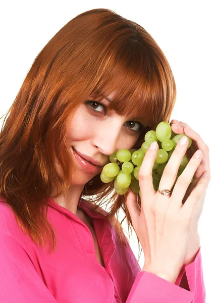 Hermosa mujer con uva verde — Foto de Stock