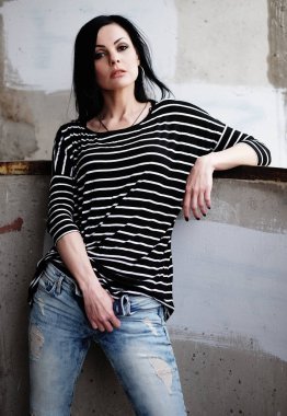çizgili bir gömlek güzel genç kadın