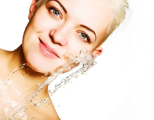 Bellezza giovane femmina con gocce d'acqua — Foto Stock