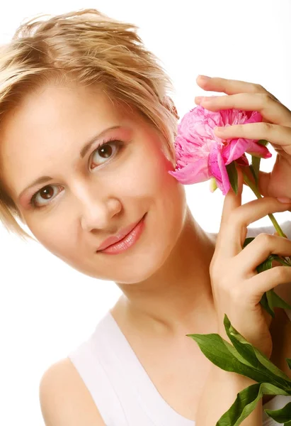 Junge Frau mit Baum-Pfingstrose-Blume — Stockfoto
