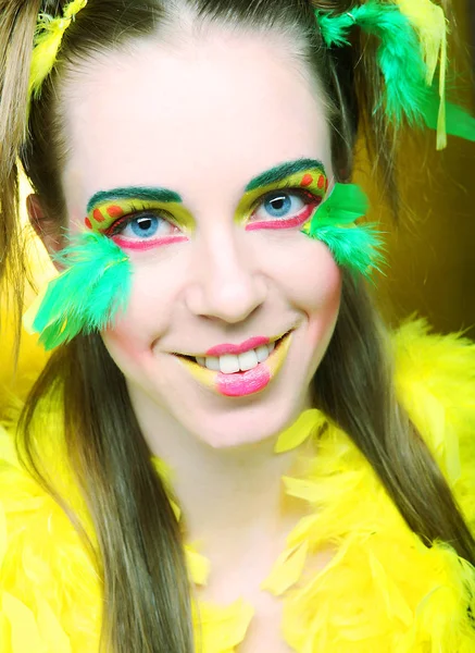 Yaratıcı makyajlı kadın