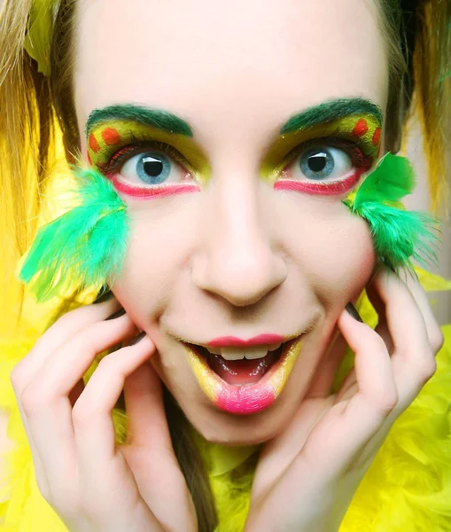 Yaratıcı makyajlı kadın