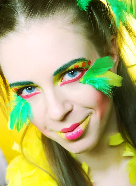 Yaratıcı makyajlı genç bir kadın.