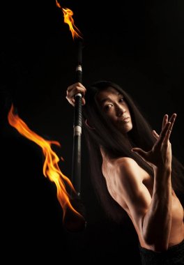 ateş gösterisi ile Asya adam