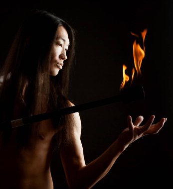 ateş gösterisi ile Asya adam