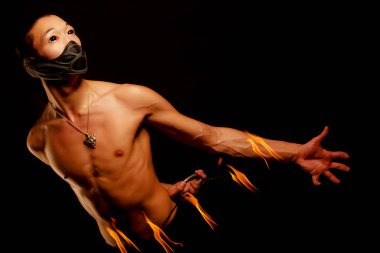 ateş gösterisi ile Asya adam