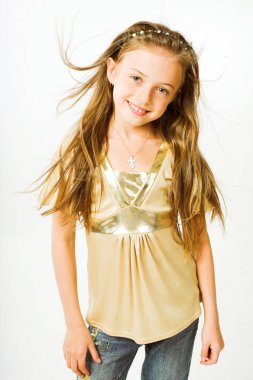 Beyaz arka plan üzerinde izole küçük kız