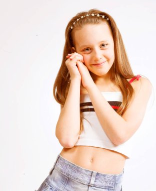 Beyaz arka plan üzerinde izole küçük kız